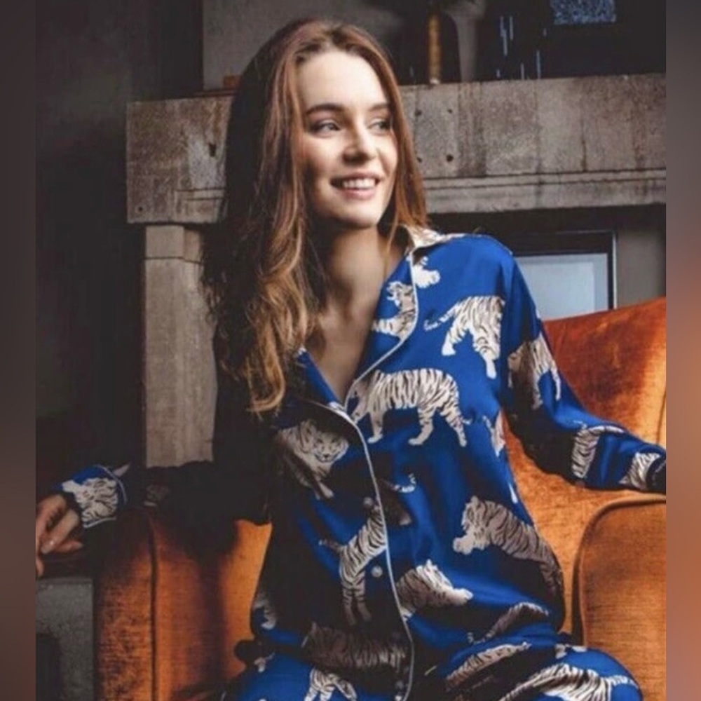 Averie Lion print pajama long sleeve button up top (Top only) size M color Blue